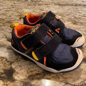 Boys plae tennis velcro shoes sz 9 navy and orange